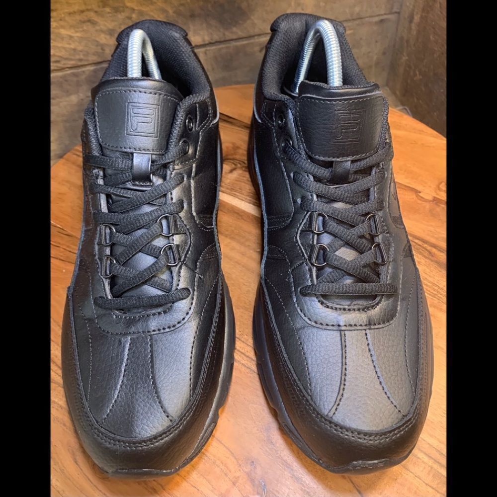Fila like new mens sneakers.  Inv 5391